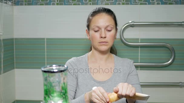 Junge attraktive Frau trägt Handcreme im Badezimmer auf. sie reibt sich sanft die Finger und blickt in die Kamera — Stockvideo