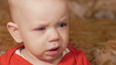 Alerji ile güzel bir bebek. Kırmızı şişmiş gözleri. Çocuk ağlıyor ve hastalığı ile mücadele. 1 yıl evlat. Yakın çekim