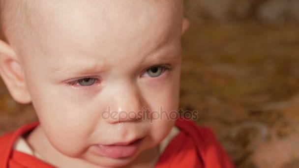 Um lindo bebé com alergias. Olhos vermelhos inchados. O menino estava chorando e lutando com a doença. Miúdo 1 ano. Close-up — Vídeo de Stock