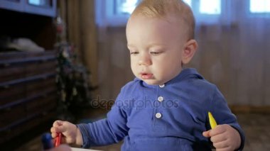 Dedesi onun torunu çocukla işaretleri kağıt üzerinde çizer. Çocuk dikkatle bakar ve yardım. Gülümseyen ve sürpriz. Öğretim çocuklar evde kavramının