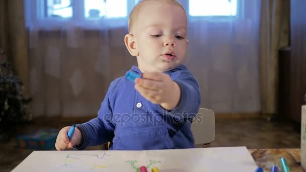 O avô com o neto desenha marcadores no papel. O menino olha com cuidado e ajuda. Sorrindo e surpreso. O conceito de ensinar as crianças em casa — Vídeo de Stock