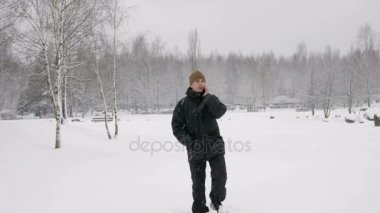 Genç bir adam bir kış orman ve telefonda konuşmaya devam ediyor. Büyük kar yağışı. O durur ve konuşmayı sona erdirir. Bir adam bir koyu renk ceketli ve sıcak bir şapka.