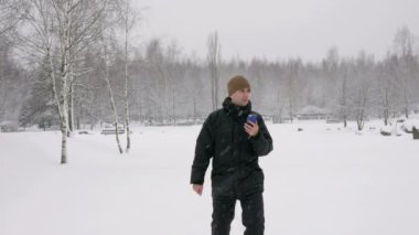 Genç adamın kar kış ormanında çıkıp telefonla aydınlatmaktadır. Elektronik harita üzerinde doğru yönde arıyor.