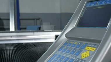 Metal işleme makine Cnc kontrol panelinin yakın çekim. Fazla sigorta ve ekran operasyon Masası