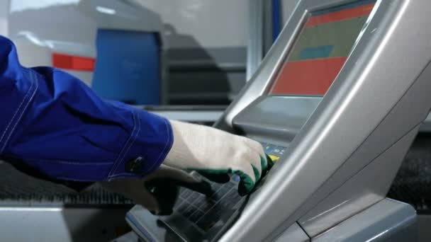 Programmazione tecnica meccanica di punzonatura della macchina CNC. Un uomo inserisce i dati con attenzione al pannello di controllo. Il metallo è trattato su uno sfondo — Video Stock