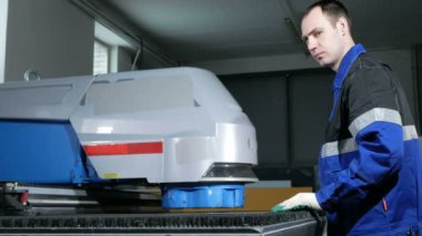 Cnc makine Penetran işlenecek metal bir parça koyar. Bu işleme ayrıntılarını başlar. Panel işlem denetimi için adam kalkar