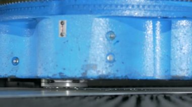 Sac için yüksek hassasiyetli Cnc delme makinesi. Hızlı hareketli parçalar ve delik alma. Damgalama parçaları.