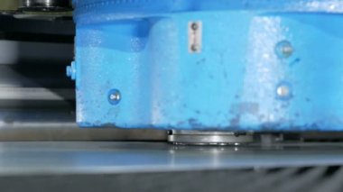 Sac için yüksek hassasiyetli Cnc delme makinesi. Hızlı hareketli parçalar ve delik alma. Damgalama parçaları.