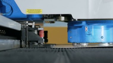 Sac için yüksek hassasiyetli Cnc delme makinesi. Hızlı hareketli parçalar ve delik alma. Damgalama parçaları.