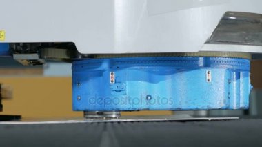 Sac için yüksek hassasiyetli Cnc delme makinesi. Hızlı hareketli parçalar ve delik alma. Damgalama parçaları.