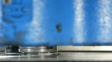 Sac için yüksek hassasiyetli Cnc delme makinesi. Hızlı hareketli parçalar ve delik alma. Damgalama parçaları.