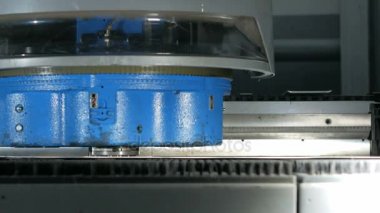 Sac için yüksek hassasiyetli Cnc delme makinesi. Hızlı hareketli parçalar ve delik alma. Damgalama parçaları.