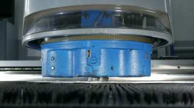 Sac için yüksek hassasiyetli Cnc delme makinesi. Hızlı hareketli parçalar ve delik alma. Damgalama parçaları.