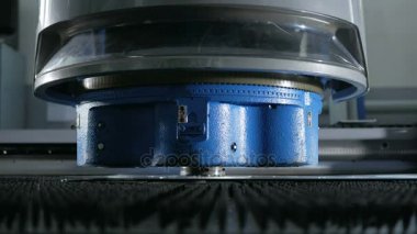 Sac için yüksek hassasiyetli Cnc delme makinesi. Hızlı hareketli parçalar ve delik alma. Damgalama parçaları.