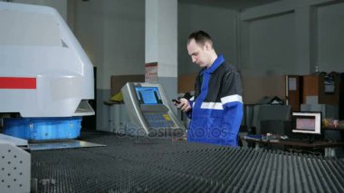 Mühendis makine Cnc. detay Delme hakkında elinde bir telefon ile fabrikada Sms adam toplar farklı yönlere hareket ediyor.
