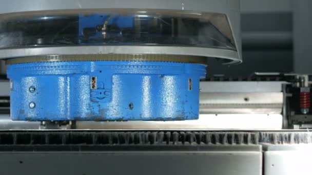 Máquina de perfuração CNC de alta precisão para chapa metálica. Peças móveis rápidas e furos de recepção. Peças de estampagem . — Vídeo de Stock