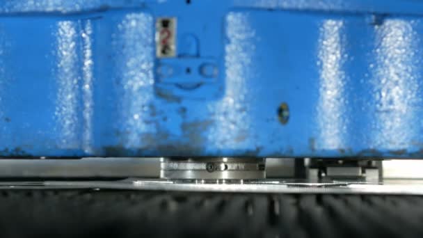 Hög precision Cnc stansning maskin för plåt. Snabbt rörliga delar och får hål. Stämpling delar. Närbild. — Stockvideo