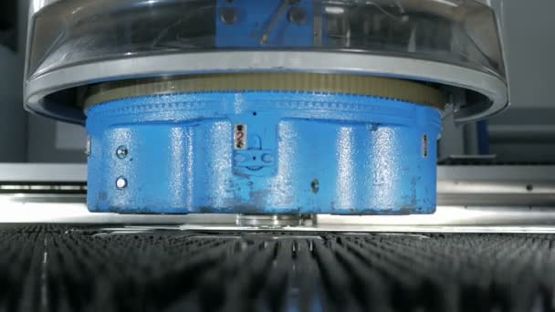 Машина для штамповки с ЧПУ высокой точности для листового металла. Быстрые движущиеся части и приемные отверстия. Детали штампов . — стоковое видео