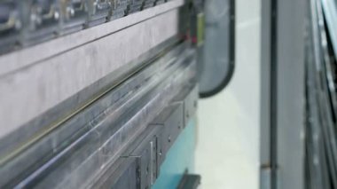 CNC Hidrolik Pres fren metal olmadan. Büyük makine bir açıyla bükmeye çalış