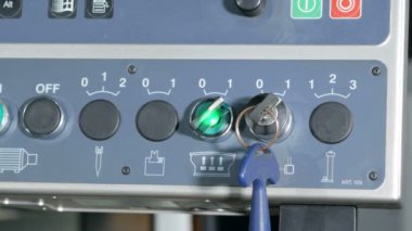 Bükme Makinası Cnc kontrol etmek için kontrol paneli. Birkaç anahtar taşı ve bileşenleri kolay yaratılması için düğmeleri