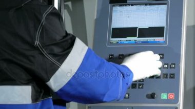 Fabrika kontrol hidrolik bükme Makinası Cnc. Man mühendisi dikkatle girer veri parçaları imalatı için.