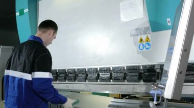 Fabrika kontrol hidrolik bükme Makinası Cnc. Man mühendisi dikkatle girer veri parçaları imalatı için.