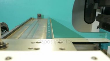 Hidrolik bükme Makinası Cnc. Kameranın hareketli parçalar üzerinde sabittir. Cihazları parçaları imalatı için çeşitli bölümlerine taşımak.