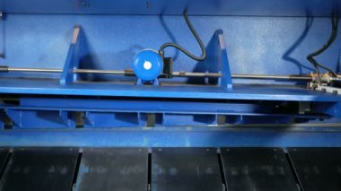 Kesme sac metal makine. Büyük hidrolik giyotin biçme makineleri. Arka görünümü: bir sürü hareketli parçalar