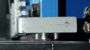 Makine sac keser. Büyük hidrolik giyotin biçme makineleri. Yakın çekim. Preslenmiş silindir detay ve birkaç kez kesme.