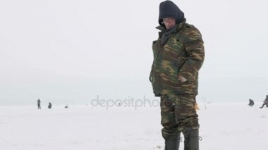 Adam kış balıkçılık devreye girer. Balıkçılık çubuklar hakkında balık servis ücreti. Sıcak koruyucu kılığına girmiş