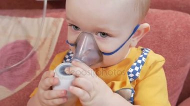 Çocuk kendini bir inhaler maskeden tutarak ve evde ilaç nefes alır. Nebulizatör ile solunum yolları iltihabı davranır. Astım ve öksürük önlenmesi.