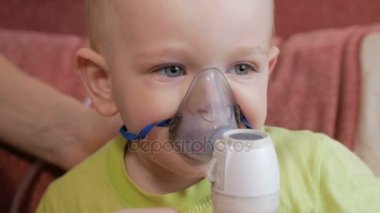 Anne bebek inhaler maske tutar ve evde ilaç nefes. Nebulizatör ile solunum yolları iltihabı davranır. Astım ve öksürük önlenmesi