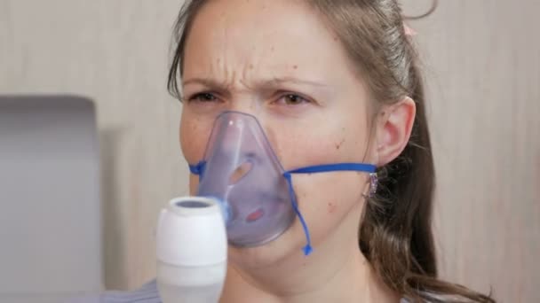 年轻女子在家捧着从吸入器的面具。对待通过雾化器呼吸道炎症。预防气喘和咳嗽 — 图库视频影像