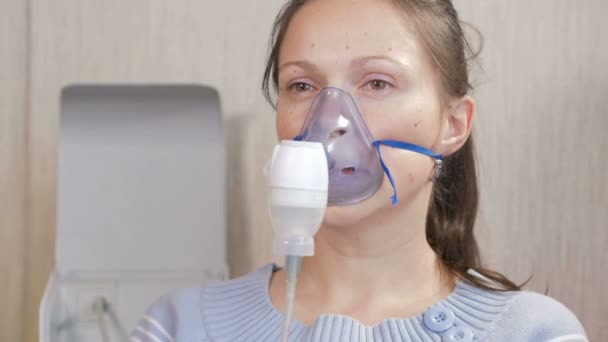 Ингаляции как правильно дышать ребенку. Небулайзер для ингаляций маска или загубник. Ингалятор для астматиков с маской. Ингалятор для носа. Небулайзер маска как дышать.