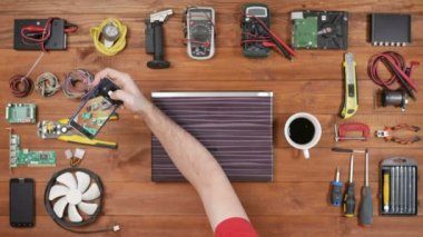 Erkek mühendis programcı fotoğraf işyeri telefon yapar. Ahşap masa üstü görünümü.