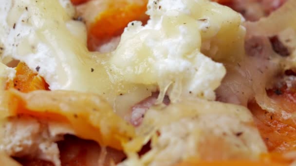 Makroaufnahmen von Pizza mit verschiedenen Käsesorten und Tomaten. bewegliche Kamera — Stockvideo