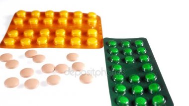 Tıbbi geçmişi: Tablet, termometre, stetoskop yalan üzerine beyaz bir tablo. Kaydırıcıyı hareketli kamera.