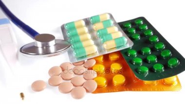 Tıbbi geçmişi: Tablet, termometre, stetoskop yalan üzerine beyaz bir tablo. Kaydırıcıyı hareketli kamera.