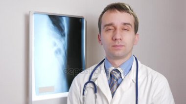 Genç bir doktor Internet üzerinden bir hasta danışır. Video iletişim hastalar röntgen sonucunu gösterir ve tedavi reçete