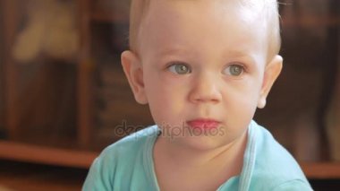 Çekici çocuk evde Plastik ördek ile oynarken 2 yıl. Çocuk ailesiyle konuşuyor. Yakın çekim