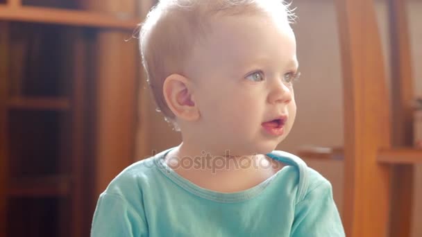 Atractivo niño 2 años de jugar en casa con un pato de plástico. El niño habla con sus padres. Primer plano — Vídeo de stock