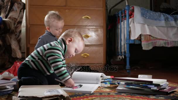 Dois rapazes brincam em casa com papelaria. Irmãos bonitos passar um tempo interessante — Vídeo de Stock