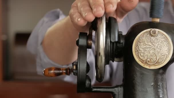 Mens händer sy på en gammal hand symaskin — Stockvideo