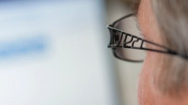 Komuta sizde bardaklarda bir laptop için çalışır. O cidden ekrana görünüyor