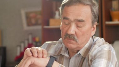 Yaşımdaki bir adamın evde smartwatches kullanır. O iletileri izler ve ne internette bulmak belirler