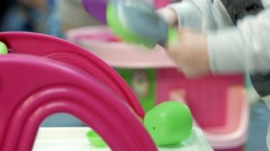 Sevimli sarışın bebek alışveriş merkezinde oyuncaklarla oynuyor. Ne zaman alışveriş çocuk bırakmak çocuk alanı