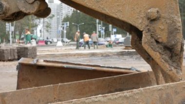 Şehir de yol yol çalışmaları yürütülmektedir. İşçi ve teknisyen burayı temizleyin