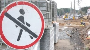 Geçit iz insanlar için yasaklanmıştır. İnşaat işleri yolda vardır. Birçok kaldırım döşeme pişer