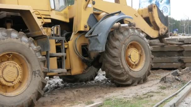 Il bulldozer aiuta a effettuare lavori stradali. Trascina le lastre di cemento . — Video Stock