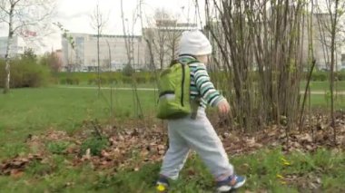 Yürümeye başlayan çocuk parkta annemle baharda oynarken. O çalışır ve etrafına bakıyor. Hareketli kamera